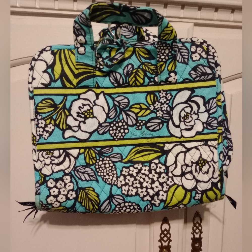 Vera Bradley hanging makeup travel   bag Like New